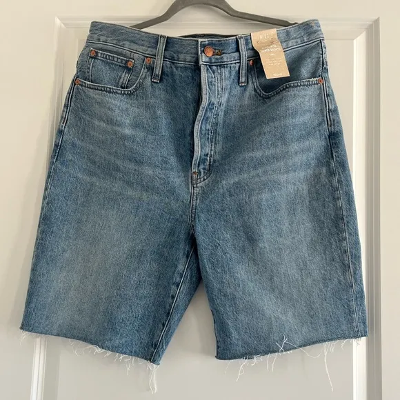 - NWT Madewell High Rise Denim Jean Shorts Bermuda Women’s Size 31