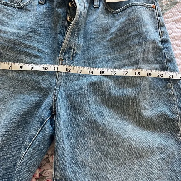 - NWT Madewell High Rise Denim Jean Shorts Bermuda Women’s Size 31
