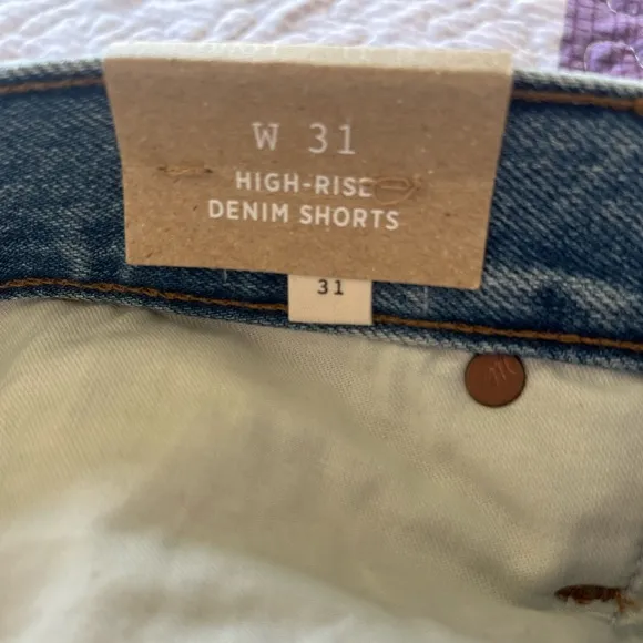 - NWT Madewell High Rise Denim Jean Shorts Bermuda Women’s Size 31