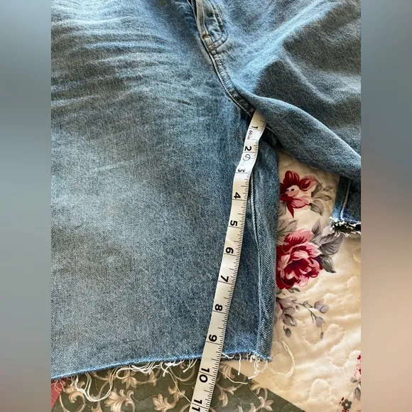 - NWT Madewell High Rise Denim Jean Shorts Bermuda Women’s Size 31
