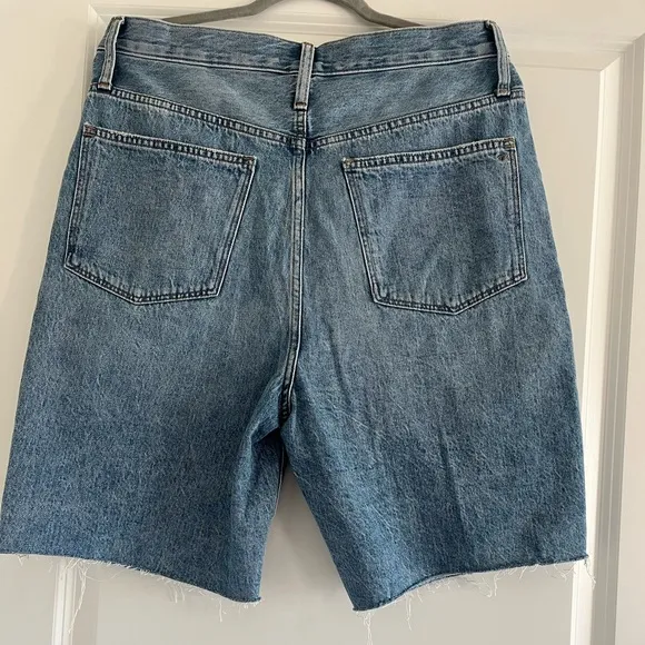 - NWT Madewell High Rise Denim Jean Shorts Bermuda Women’s Size 31