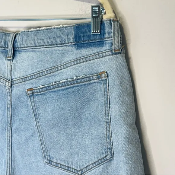 Abercrombie &amp; Fitch W33 The Mom Shorts High Rise Denim Jean Medium Wash Raw Hem