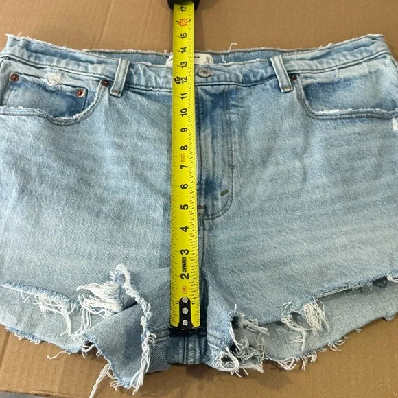 Abercrombie &amp; Fitch W33 The Mom Shorts High Rise Denim Jean Medium Wash Raw Hem