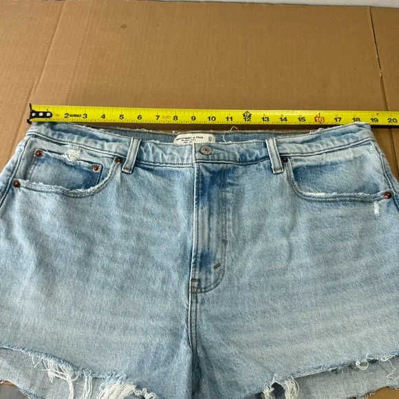 Abercrombie &amp; Fitch W33 The Mom Shorts High Rise Denim Jean Medium Wash Raw Hem