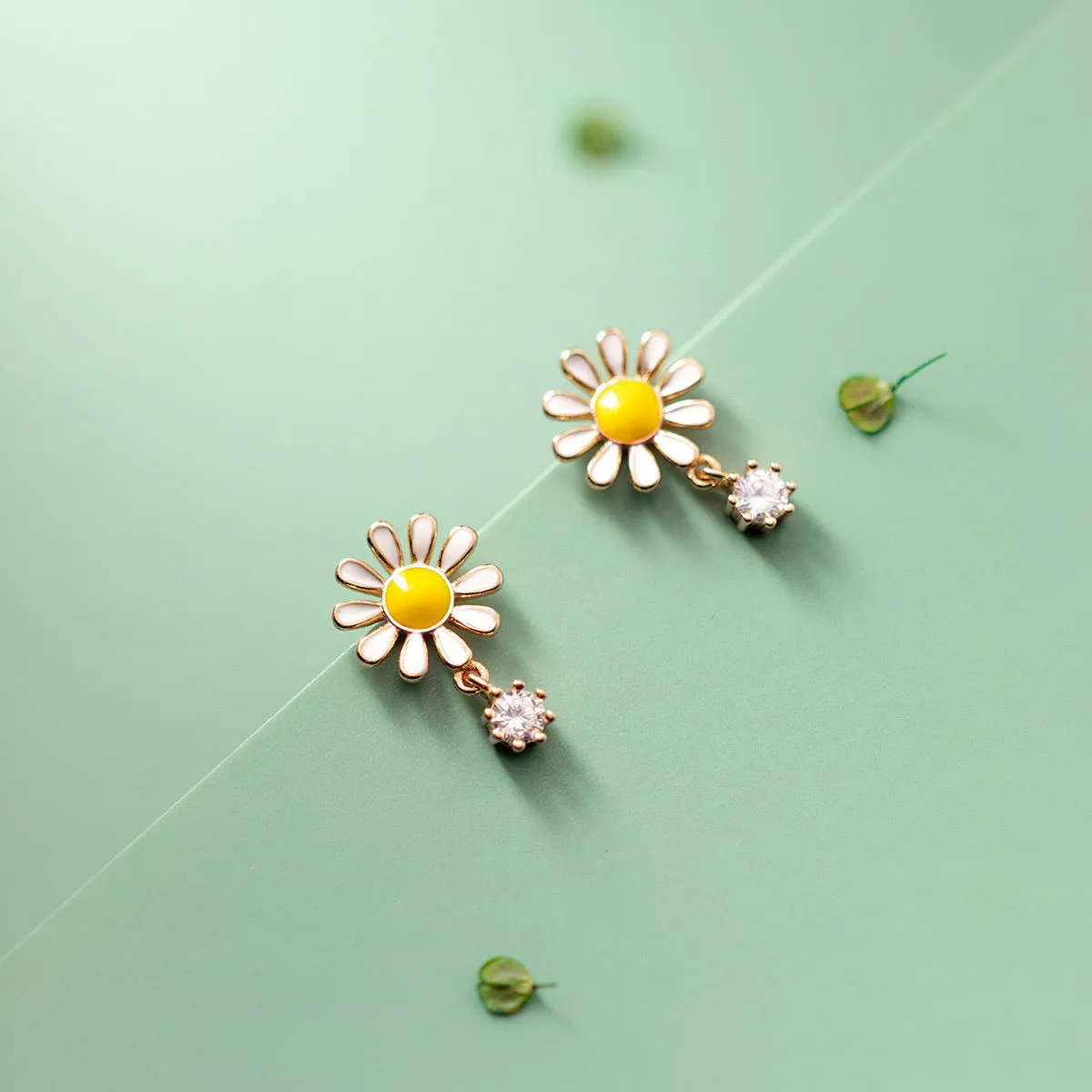 Daisy White Yellow Flower Stud Earrings - SS087