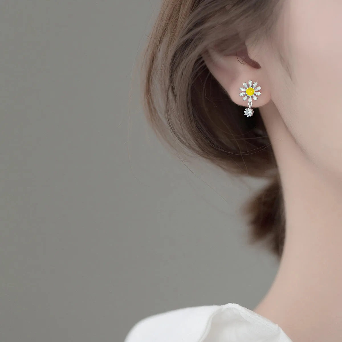 Daisy White Yellow Flower Stud Earrings - SS087
