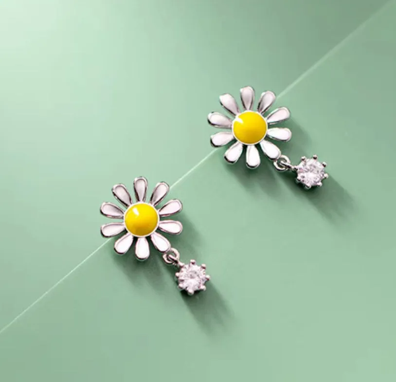 Daisy White Yellow Flower Stud Earrings - SS087
