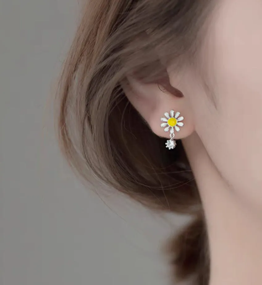 Daisy White Yellow Flower Stud Earrings - SS087