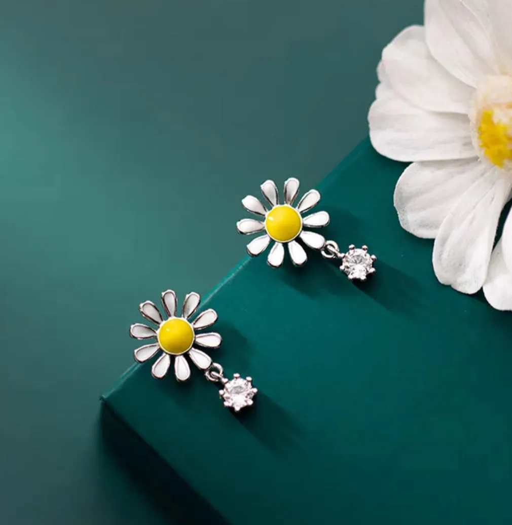 Daisy White Yellow Flower Stud Earrings - SS087