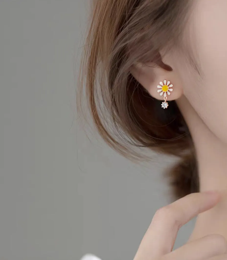 Daisy White Yellow Flower Stud Earrings - SS087