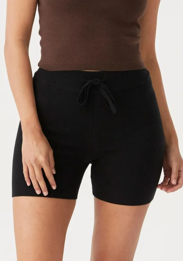 Esta Shorts- Black