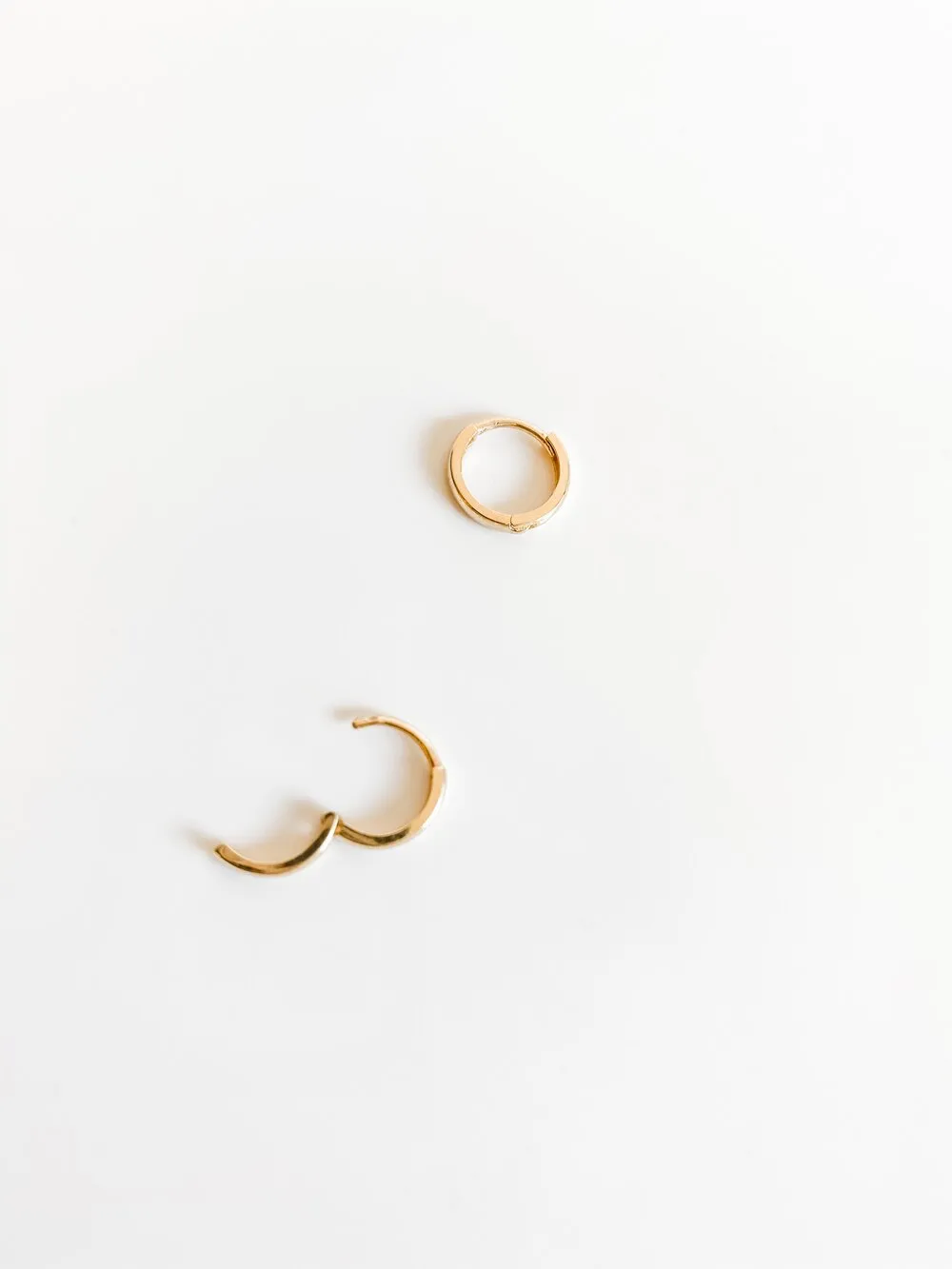 HUGGIE HOOP SOLID 14K