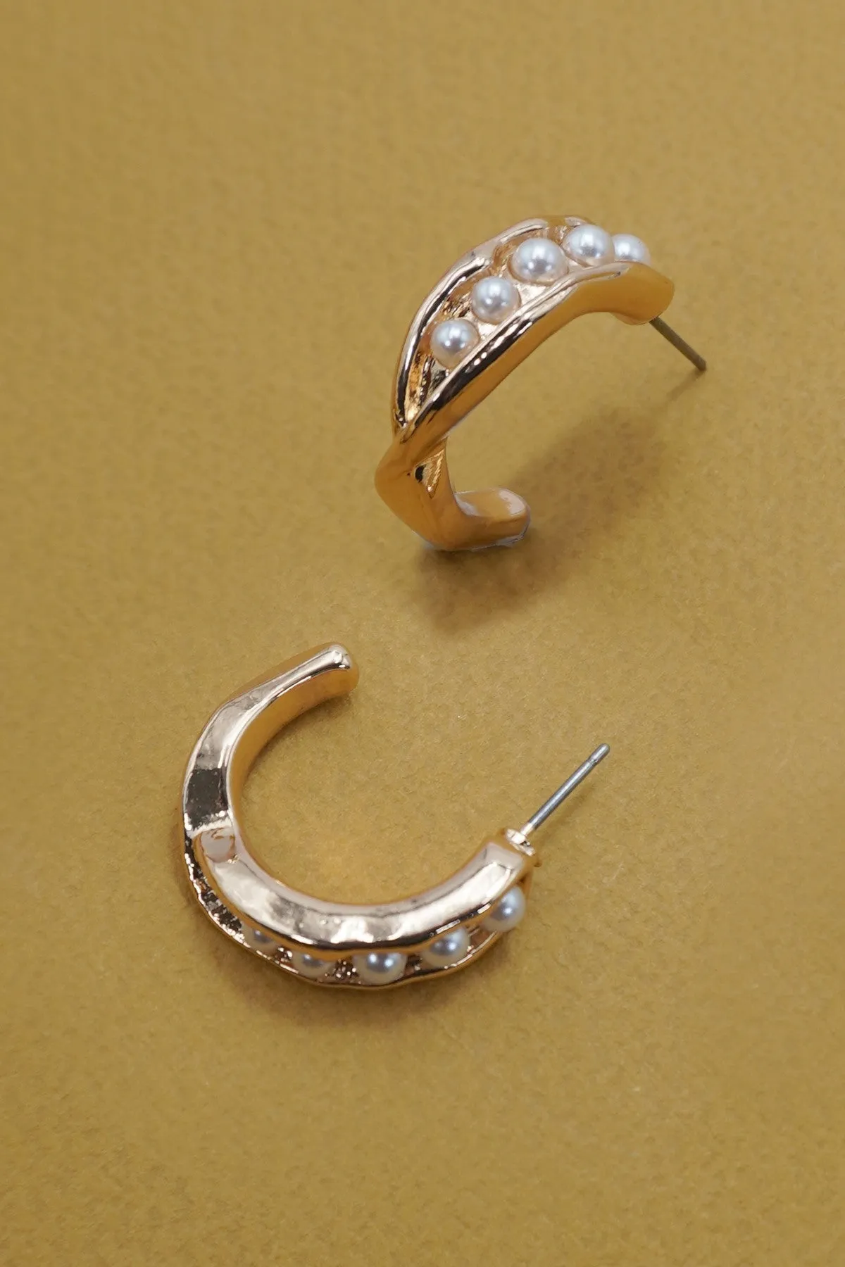 INTERTWINED PEARL HOOP TITANIUM POST EARRINGS | 31E50198