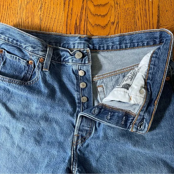 Levi's 501 Women's Shorts distressed high rise mid thigh long button fly Sz. 32