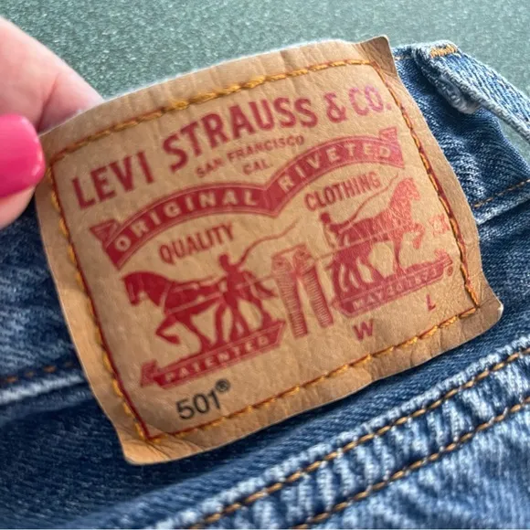 Levi's 501 Women's Shorts distressed high rise mid thigh long button fly Sz. 32
