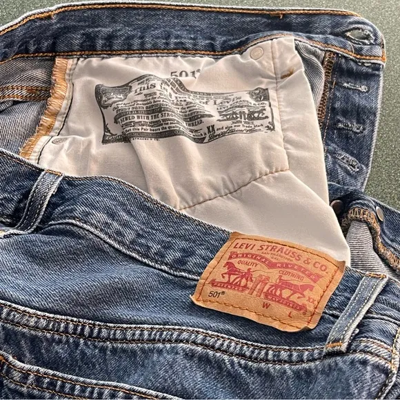 Levi's 501 Women's Shorts distressed high rise mid thigh long button fly Sz. 32