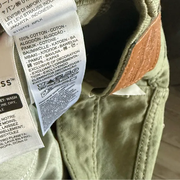 Levi’s|Women’s Wedgie straight olive green jeans,high rise,NWT,size 25•••staple