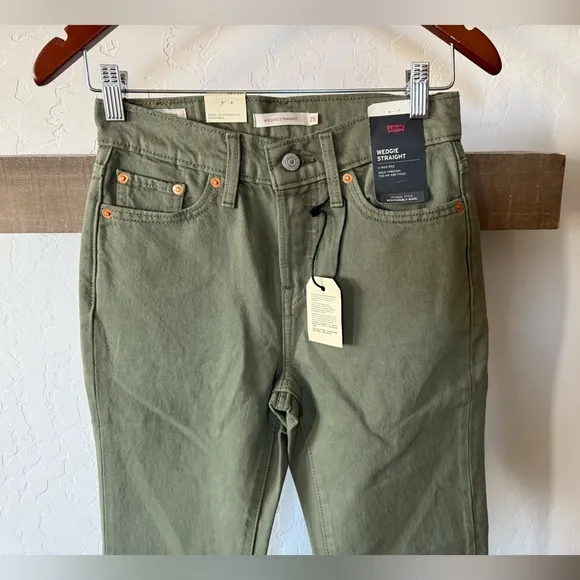 Levi’s|Women’s Wedgie straight olive green jeans,high rise,NWT,size 25•••staple