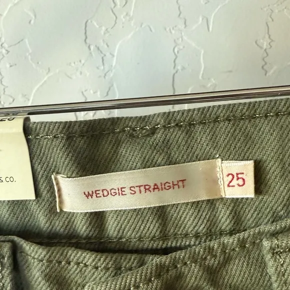 Levi’s|Women’s Wedgie straight olive green jeans,high rise,NWT,size 25•••staple