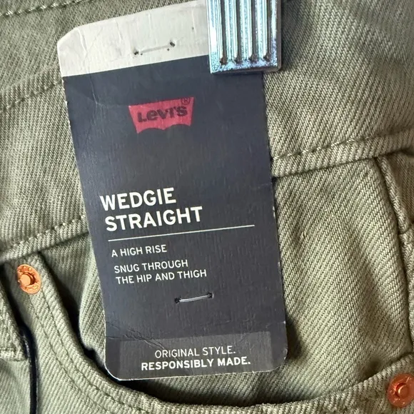 Levi’s|Women’s Wedgie straight olive green jeans,high rise,NWT,size 25•••staple