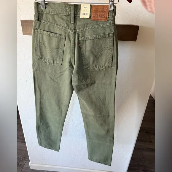 Levi’s|Women’s Wedgie straight olive green jeans,high rise,NWT,size 25•••staple
