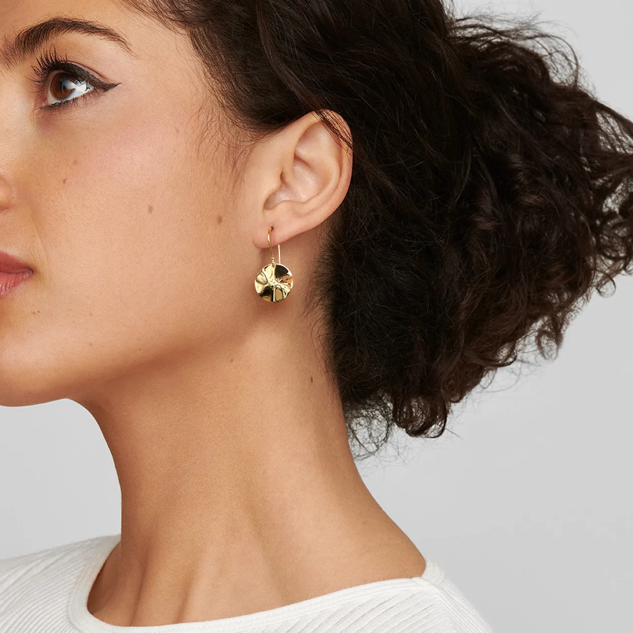 Mini Wavy Disc Earrings in 18K Gold