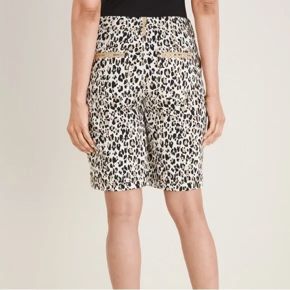 NWT Chicos Casual Cargo Animal Cheetah Printed Shorts / Size 1.5 (US 10)
