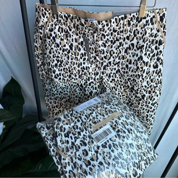 NWT Chicos Casual Cargo Animal Cheetah Printed Shorts / Size 1.5 (US 10)