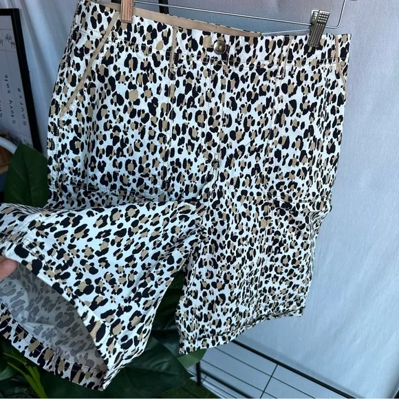 NWT Chicos Casual Cargo Animal Cheetah Printed Shorts / Size 1.5 (US 10)