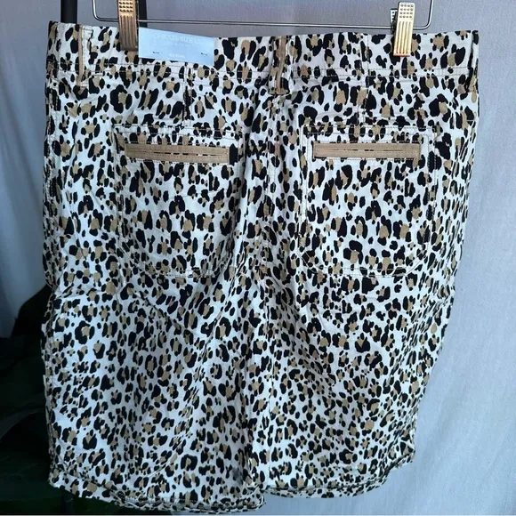 NWT Chicos Casual Cargo Animal Cheetah Printed Shorts / Size 1.5 (US 10)