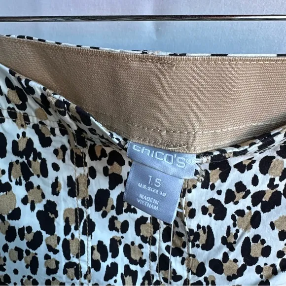 NWT Chicos Casual Cargo Animal Cheetah Printed Shorts / Size 1.5 (US 10)