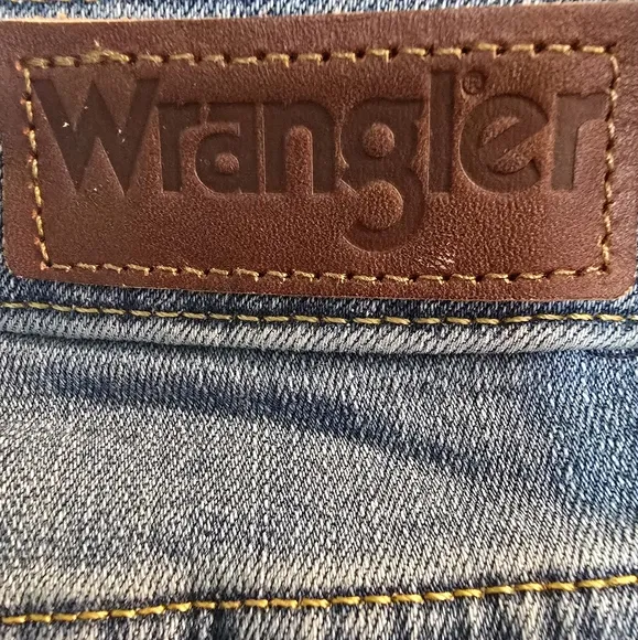 NWT Plus Size Wrangler 4&quot; Frayed Short Size 24W