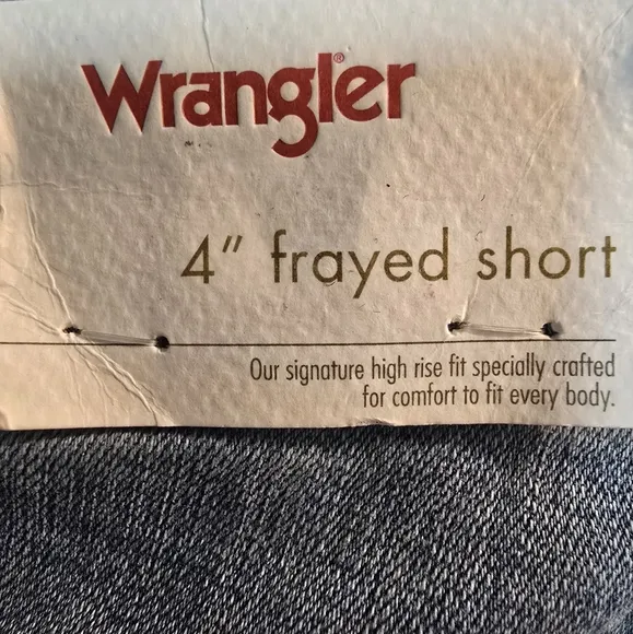 NWT Plus Size Wrangler 4&quot; Frayed Short Size 24W