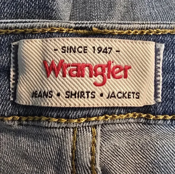 NWT Plus Size Wrangler 4&quot; Frayed Short Size 24W