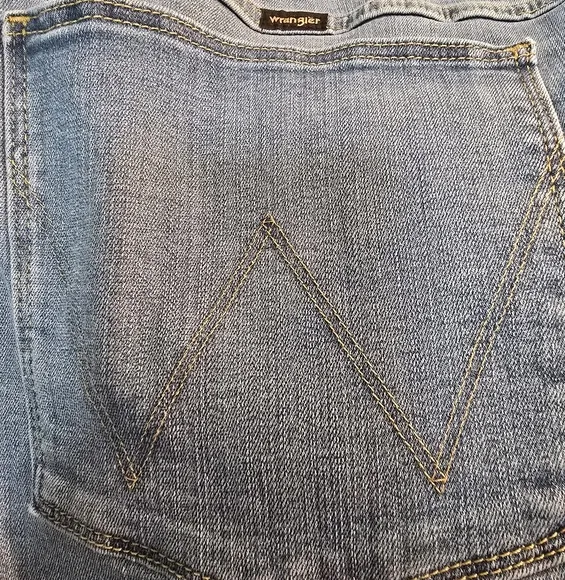 NWT Plus Size Wrangler 4&quot; Frayed Short Size 24W