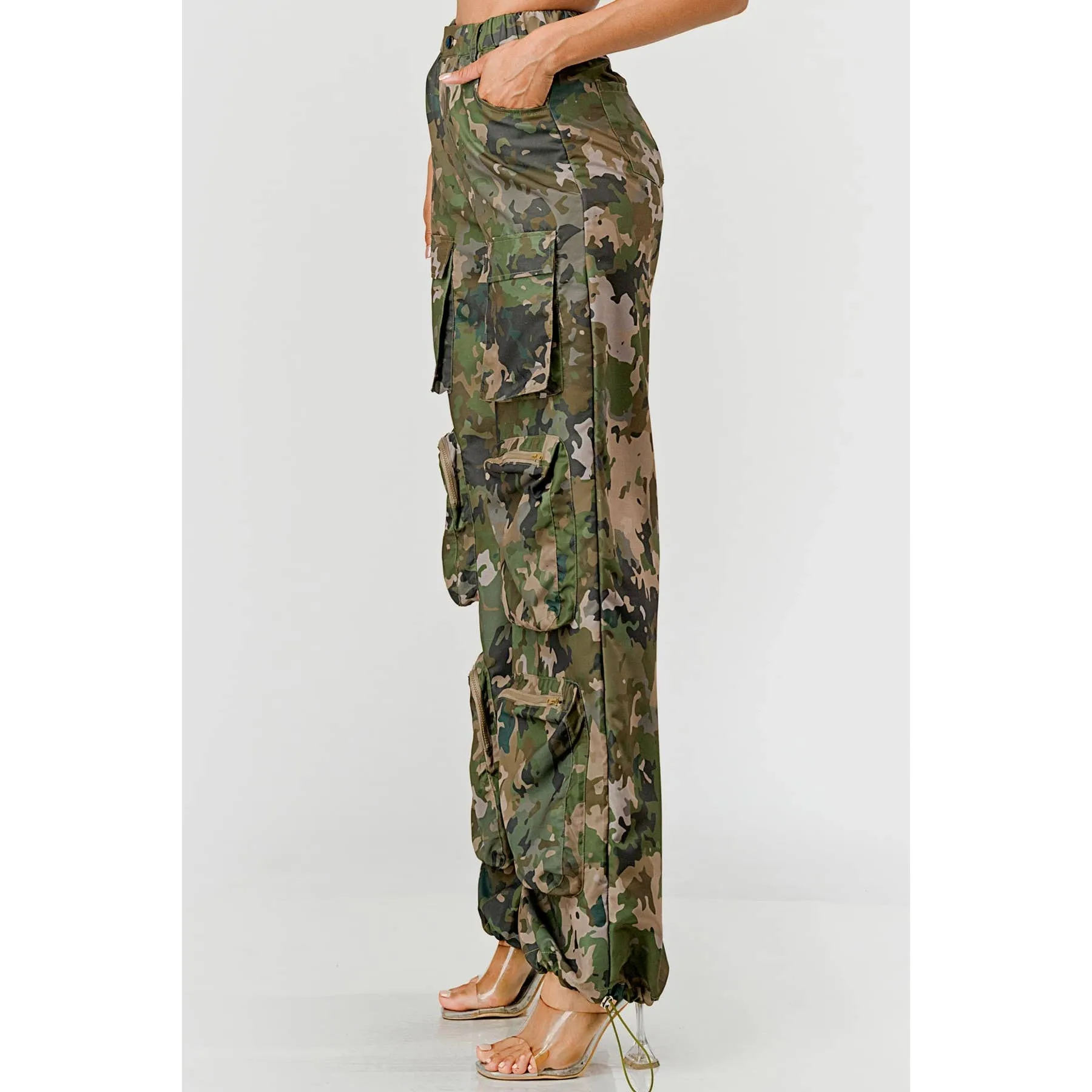 PLUS SIZE CAMO CARGO PANTS WITH POCKETS